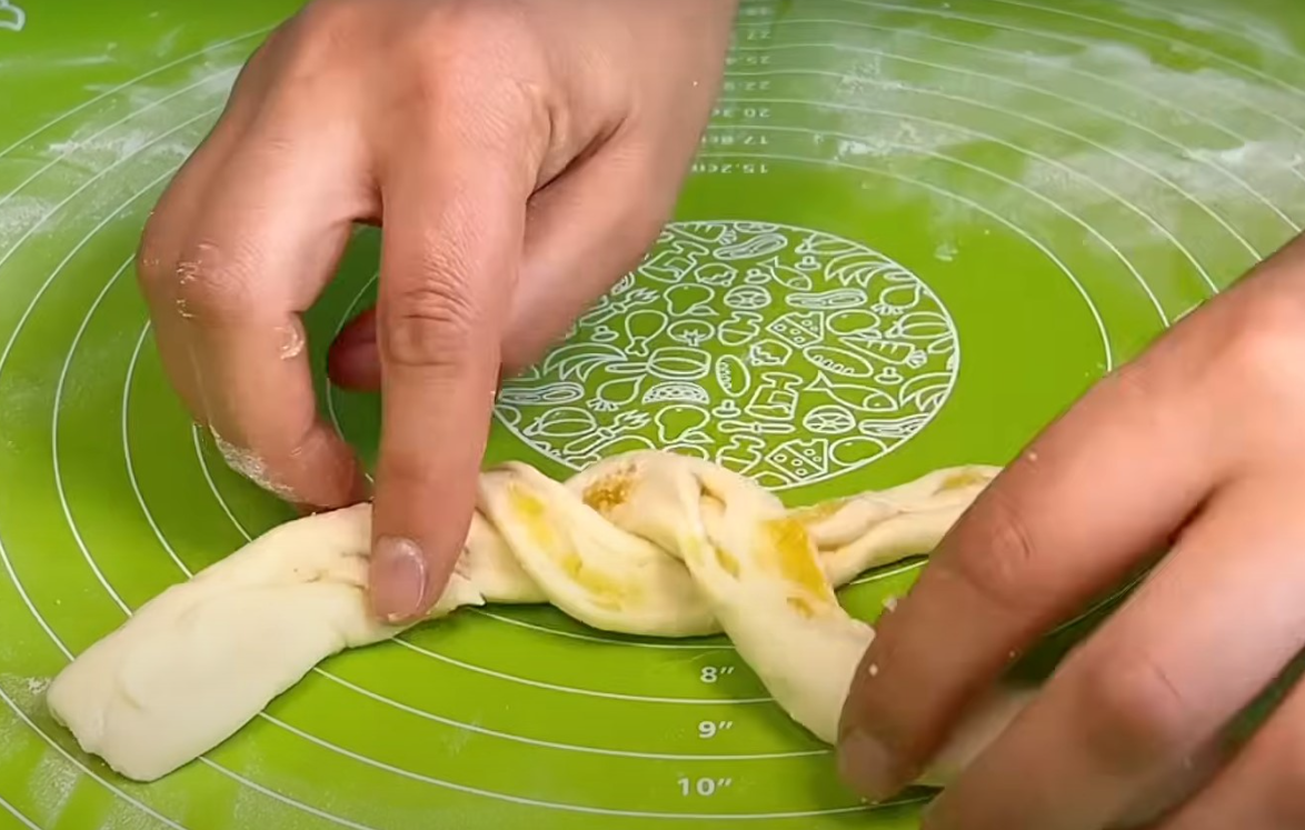 Ніжні сирні булочки з мармеладом: смакота, яка просто тане у роті!